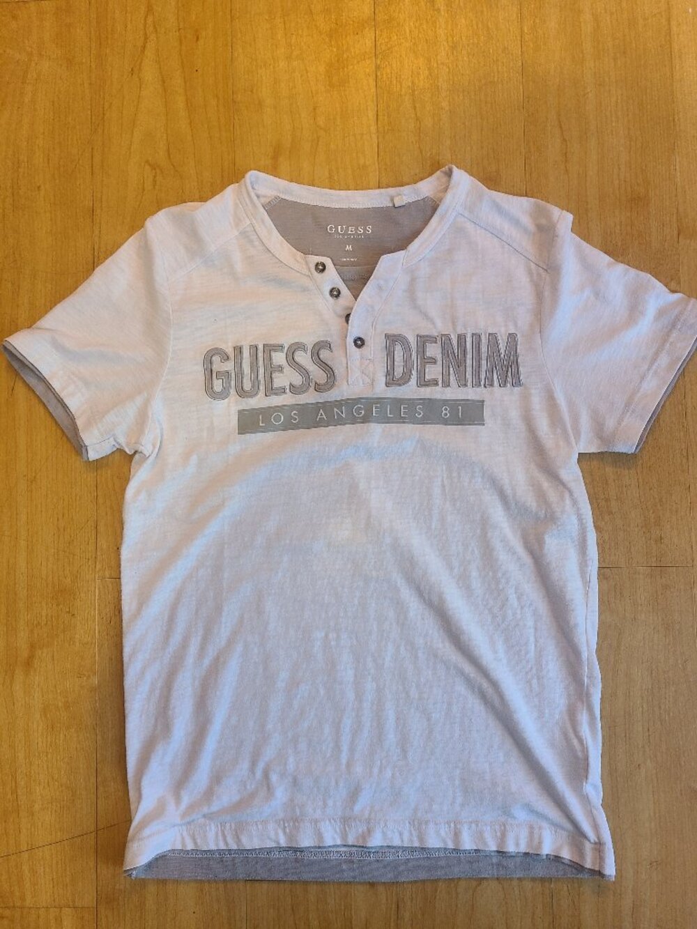 GUESS Mens T Shirt Size Medium Henley White Graphic Logo Short Sleeve Cotton